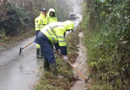 I volontari impegnati in collina e lungo i corsi d'acqua